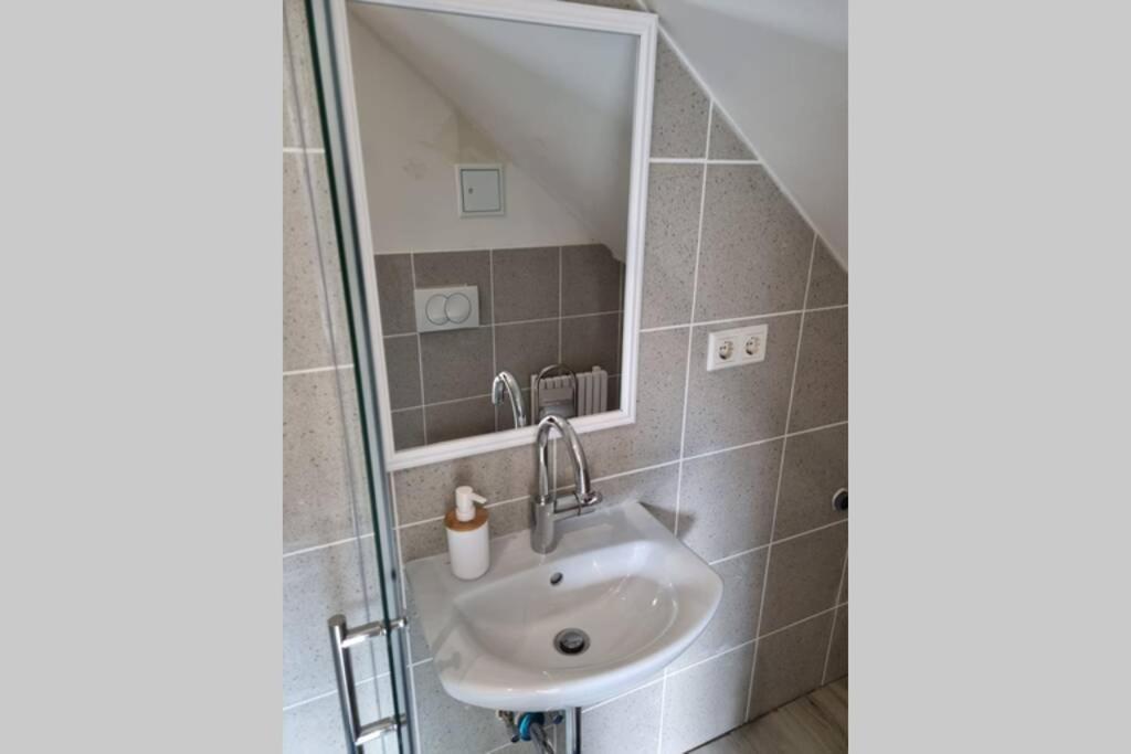 Ferienwohnung/Monteurwohnung Alte Garage Ahnatal المظهر الخارجي الصورة